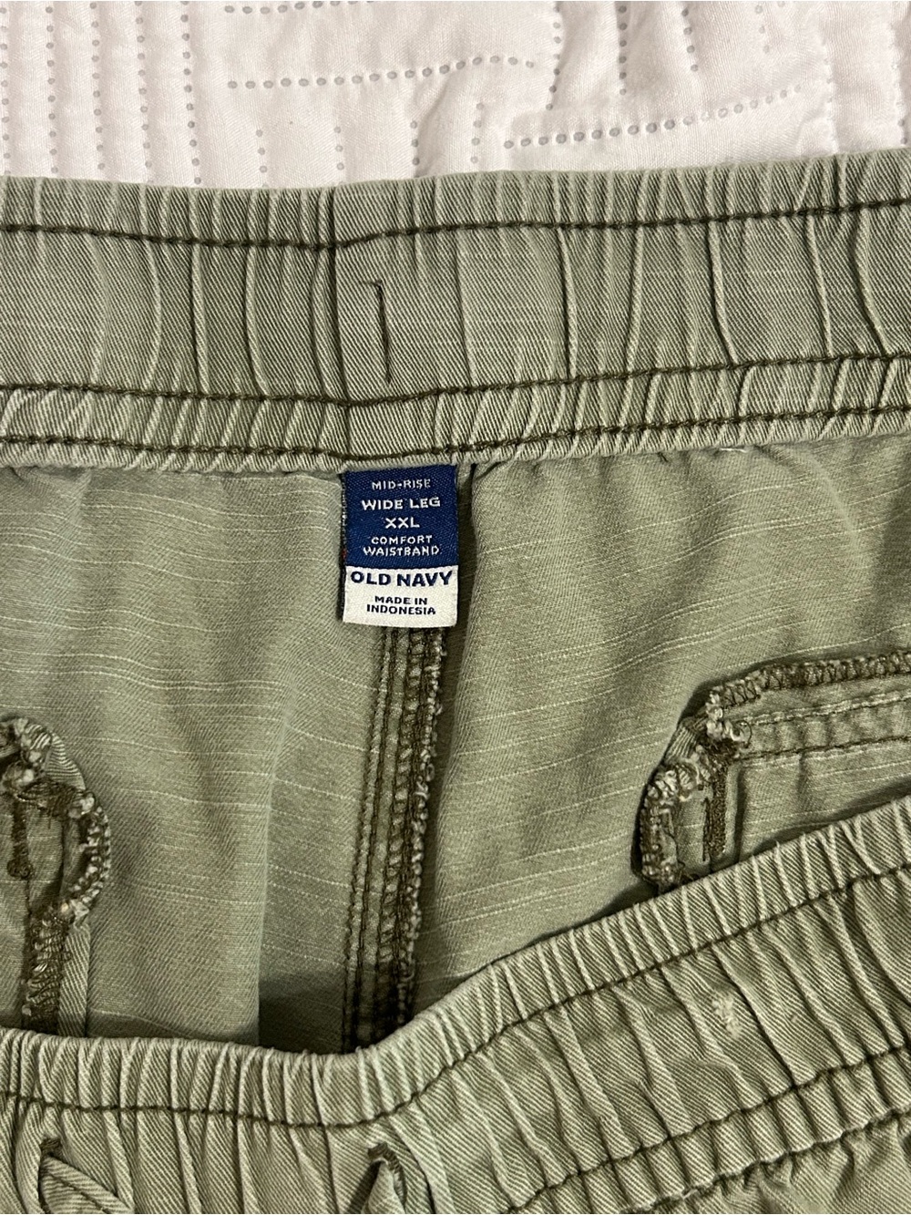 Women’s Old Navy Wide Leg Cargo Pants in Olive Green - Picture 2 of 4